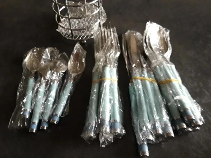 set de couvert manches bleu clair avec support( camping )